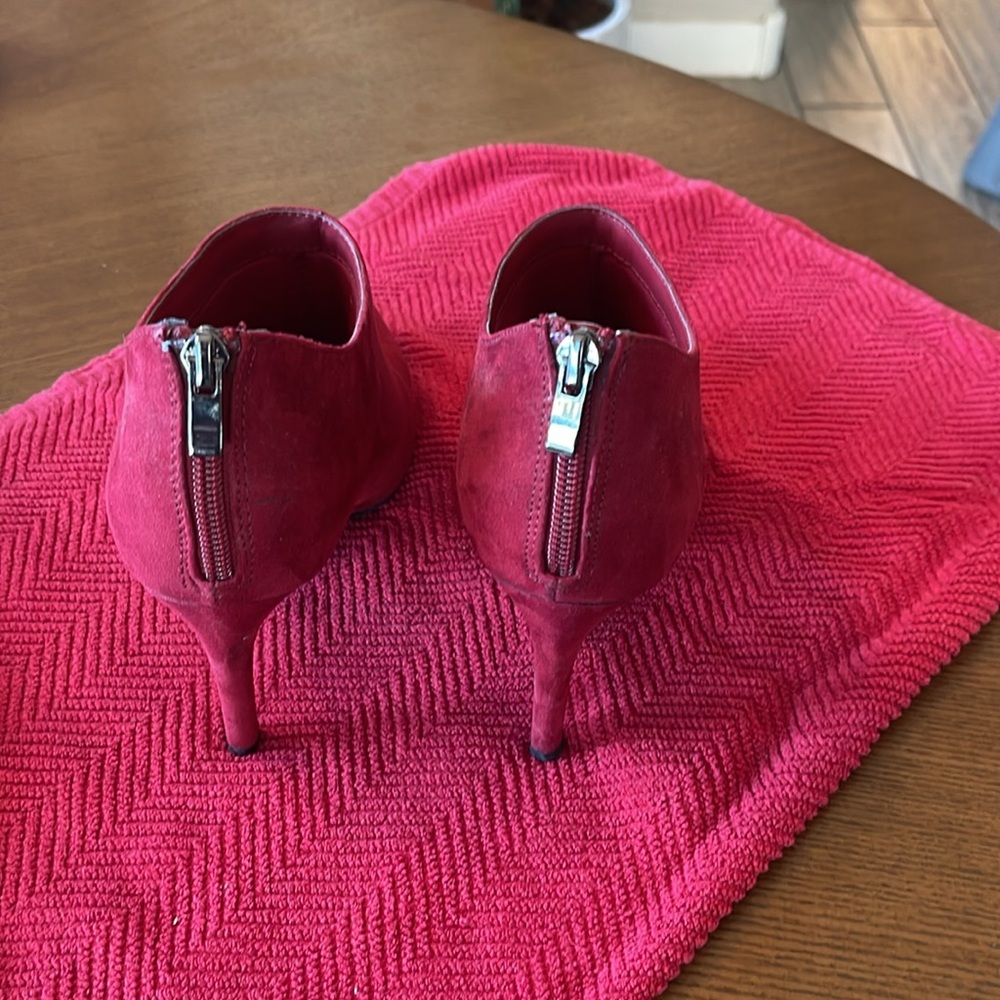 Kelly & Katie Deep Red Suede High Heels. 3 1/2” heel. Size 6 1/2. - Picture 3 of 6